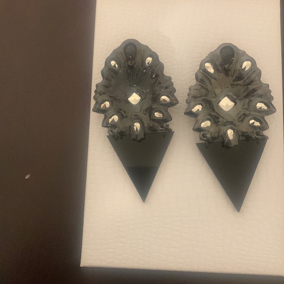 Beautiful pre-loved black dangly earrings! - Picture 3 of 3